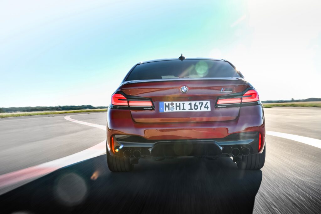 Vue arrière sur piste de la BMW M5 compétition de couleur rouge