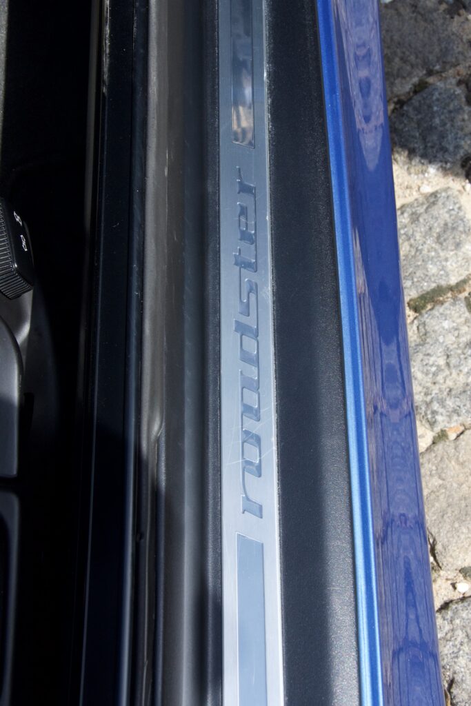 Seuil de porte en chrome avec écriture Roadster sur un BMW Z3 