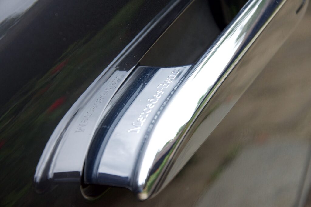 Poignée de porte chromée de la Mercedes EQE