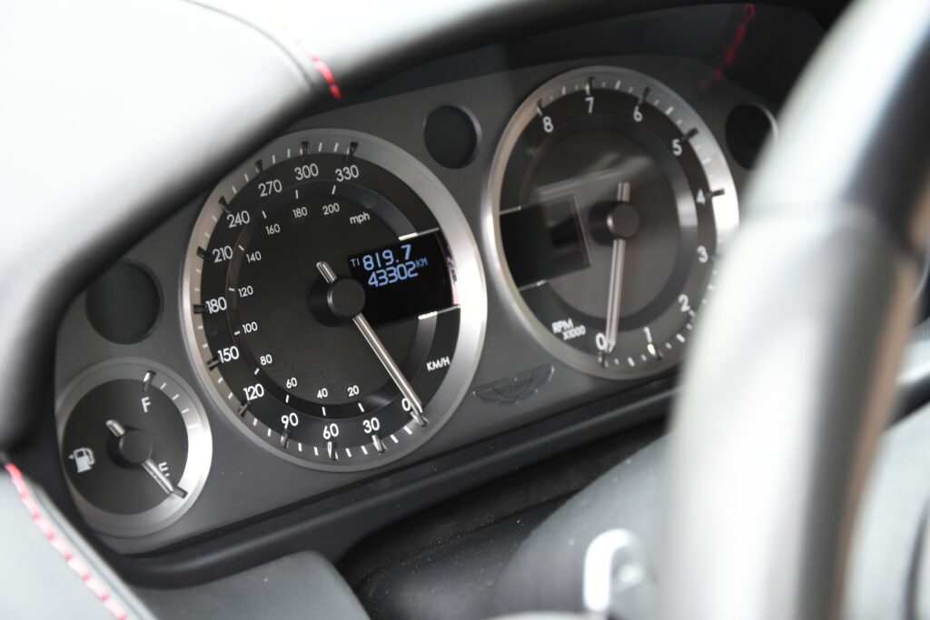 Compteur de vitesse Aston Martin DB9