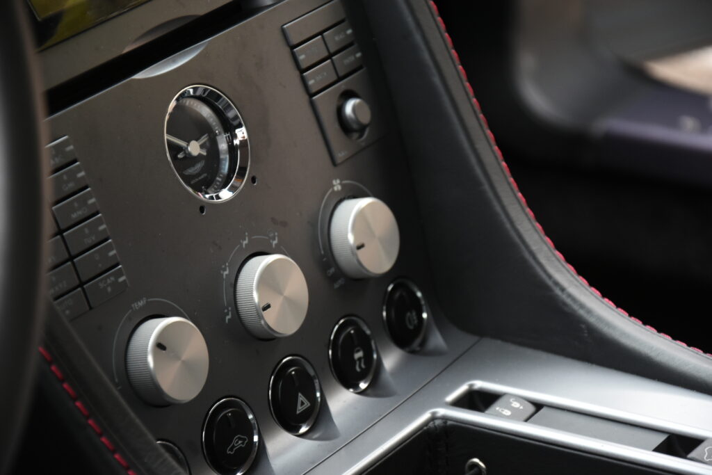 Réglage de la climatisation de l'Aston Martin DB9