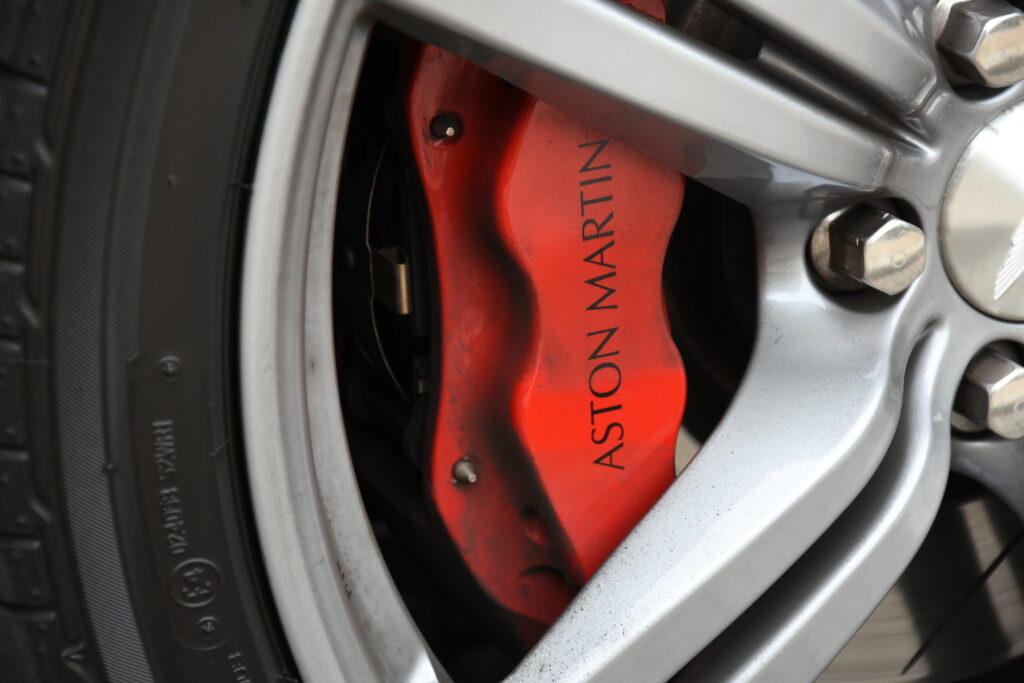 Etrier de frein rouge Aston Martin