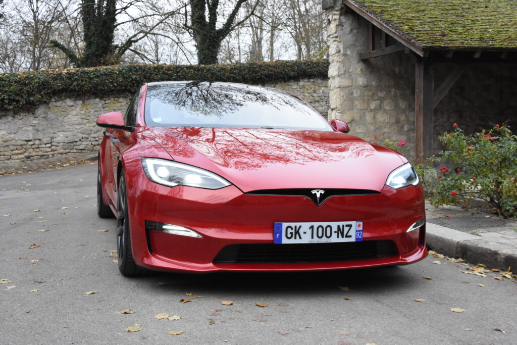 Vue avant de la Tesla Model S Plaid