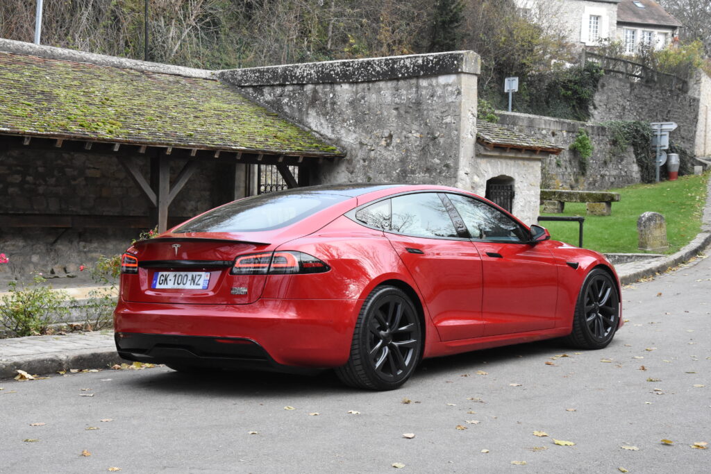 Vue arrière de la Tesla Model S Plaid 