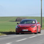 Vue avant sur route de la Tesla Model S Plaid