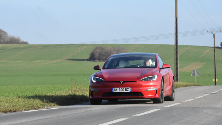 Vue avant sur route de la Tesla Model S Plaid