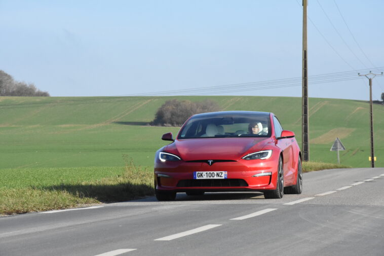 Vue avant sur route de la Tesla Model S Plaid