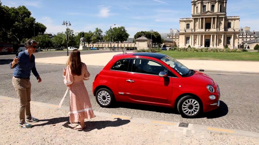 Vue latérale de la Fiat 500 II en rouge 