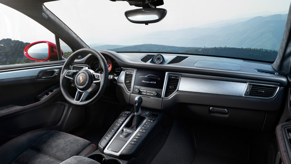 Photo de l'intérieur du Porsche Macan GTS avec une vue au loin sur les montagnes 