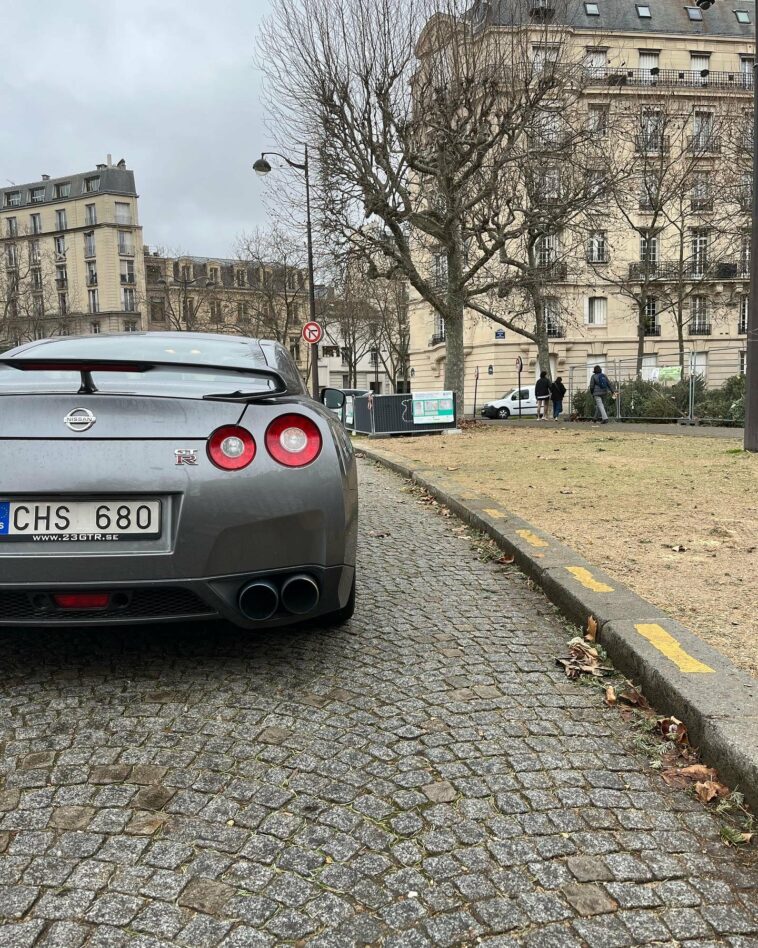 Nissan GTR vue 3/4 arrière