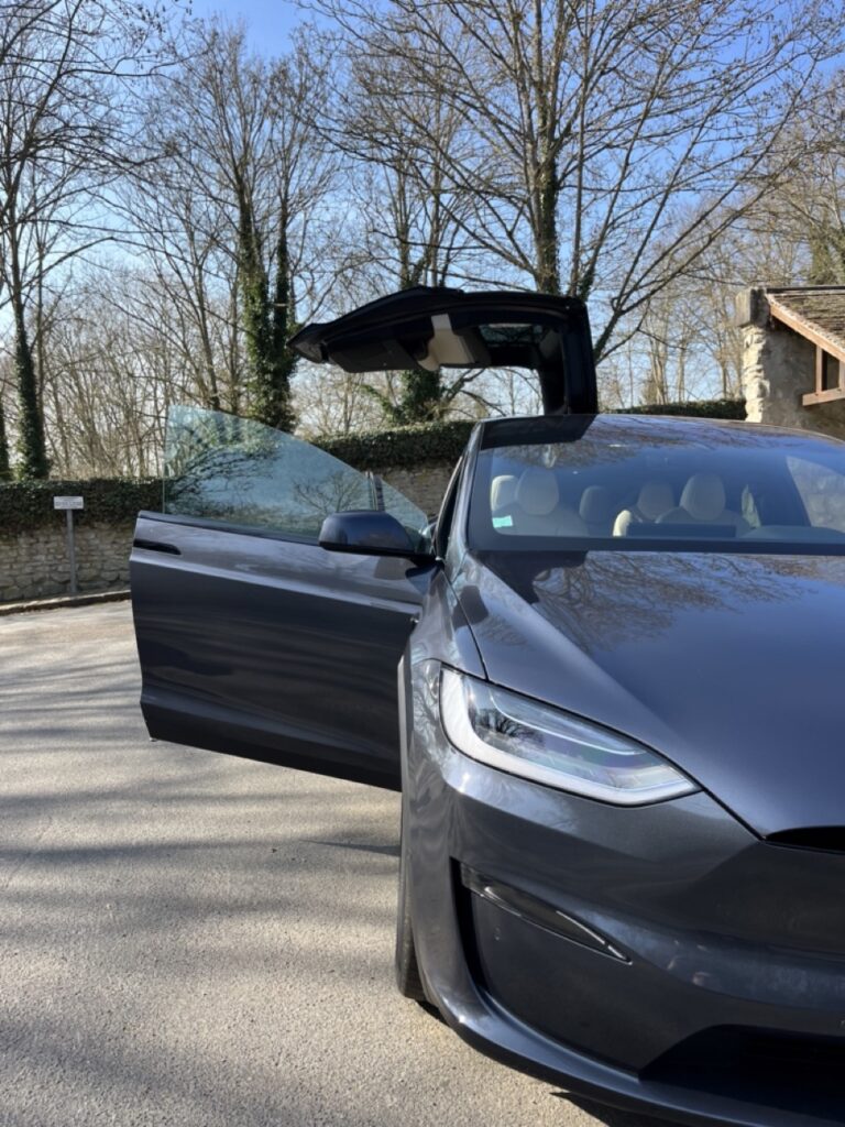 Tesla Model X Plaid vue 3/4 avant
