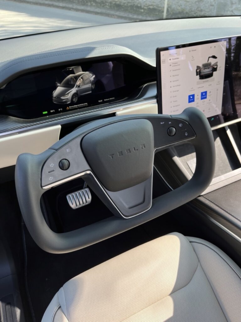 Tesla Model X Plaid Volant Yoke