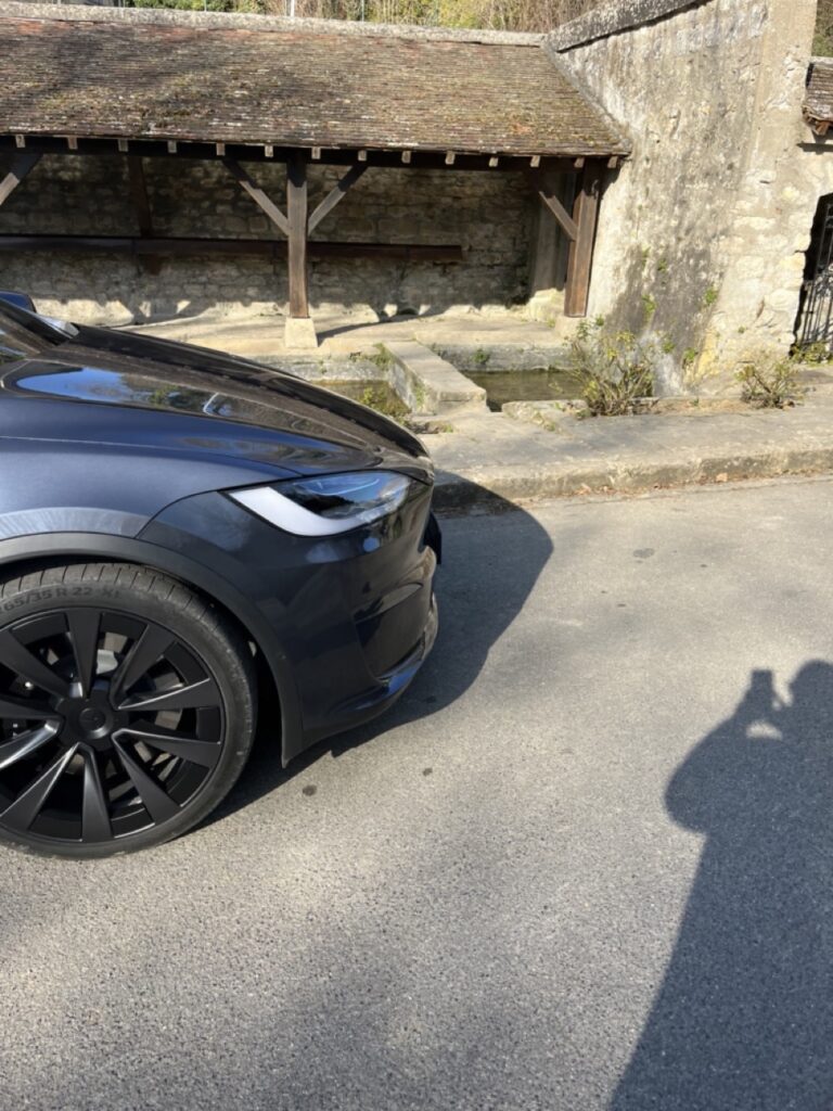 Tesla Model X Plaid vue coté